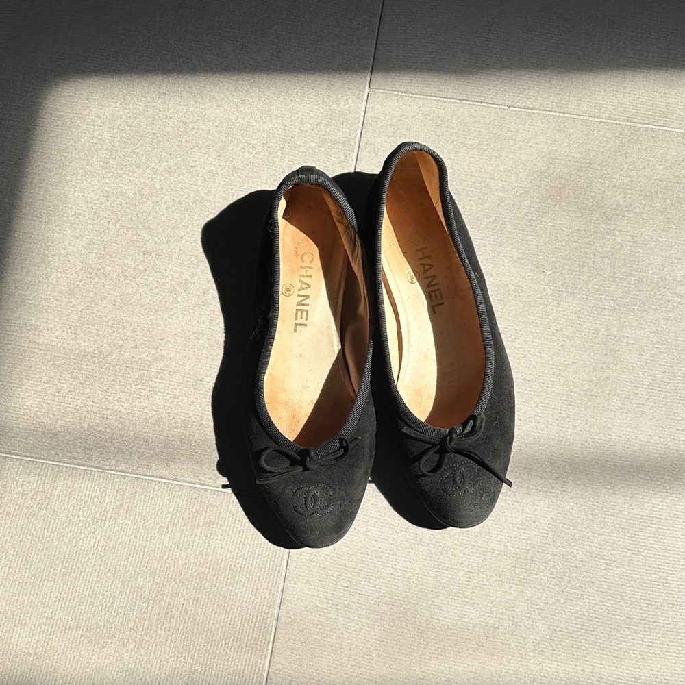 CHANEL Black flats